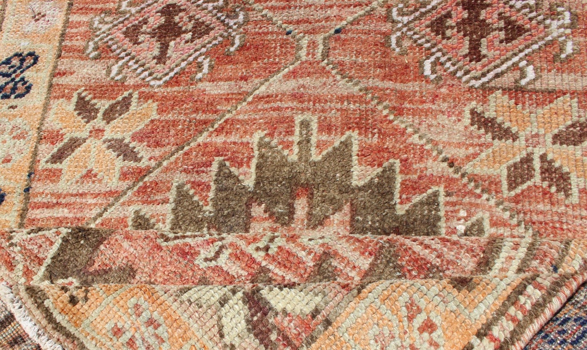 Coral colored Vintage Oushak Runner with Geometric Medallions kwarugs Vintage Turkish runner with multi - medallion design, rug en - 176587, country of origin / type: Turkey / Oushak, circa 1960 This Oushak runner from Turkey features a creat... - Keivan Woven ArtsEN - 176587 - 11443Rug