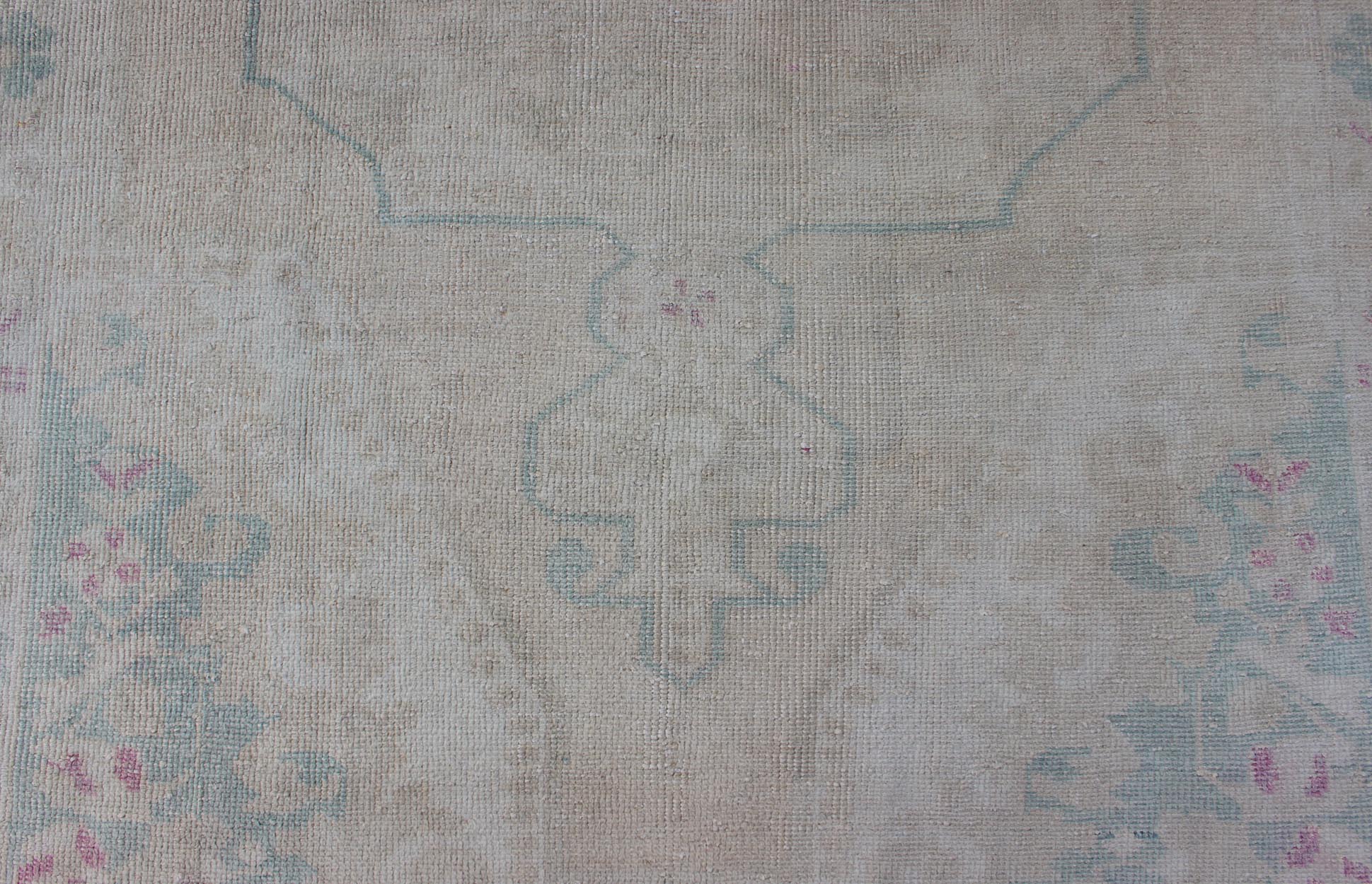 Hand Knotted Turkish Vintage Oushak Rug with Floral Medallion Design Measures: 4'5 x 7'1 Vintage Oushakcarpet with stylized botanical medallion design, Keivan Woven Arts / rug EN - 176588, country of origin / type: Turkey / Oushak, circa ... - Keivan Woven ArtsEN - 176588 - 10698Rug