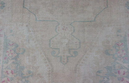 Hand Knotted Turkish Vintage Oushak Rug with Floral Medallion Design Measures: 4'5 x 7'1 Vintage Oushakcarpet with stylized botanical medallion design, Keivan Woven Arts / rug EN - 176588, country of origin / type: Turkey / Oushak, circa ... - Keivan Woven ArtsEN - 176588 - 10698Rug