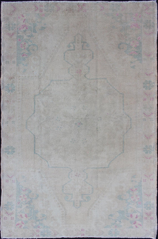 Hand Knotted Turkish Vintage Oushak Rug with Floral Medallion Design Measures: 4'5 x 7'1 Vintage Oushakcarpet with stylized botanical medallion design, Keivan Woven Arts / rug EN - 176588, country of origin / type: Turkey / Oushak, circa ... - Keivan Woven ArtsEN - 176588 - 10698