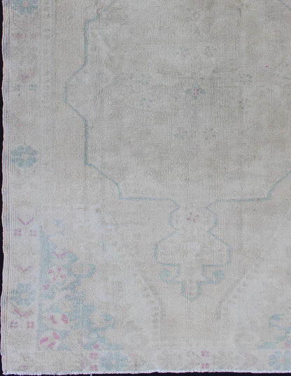 Hand Knotted Turkish Vintage Oushak Rug with Floral Medallion Design Measures: 4'5 x 7'1 Vintage Oushakcarpet with stylized botanical medallion design, Keivan Woven Arts / rug EN - 176588, country of origin / type: Turkey / Oushak, circa ... - Keivan Woven ArtsEN - 176588 - 10698Rug