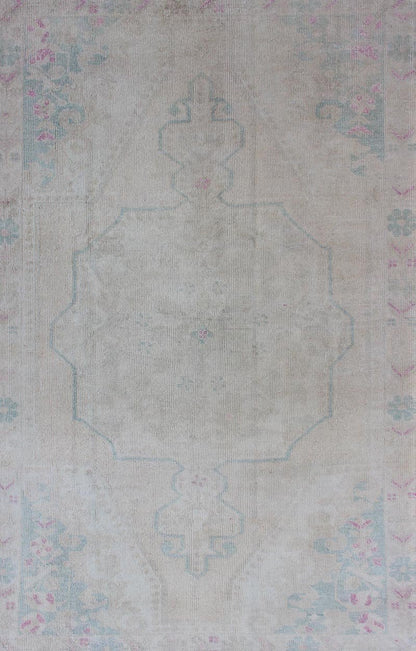 Hand Knotted Turkish Vintage Oushak Rug with Floral Medallion Design Measures: 4'5 x 7'1 Vintage Oushakcarpet with stylized botanical medallion design, Keivan Woven Arts / rug EN - 176588, country of origin / type: Turkey / Oushak, circa ... - Keivan Woven ArtsEN - 176588 - 10698Rug