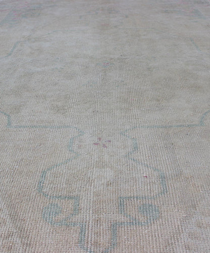 Hand Knotted Turkish Vintage Oushak Rug with Floral Medallion Design Measures: 4'5 x 7'1 Vintage Oushakcarpet with stylized botanical medallion design, Keivan Woven Arts / rug EN - 176588, country of origin / type: Turkey / Oushak, circa ... - Keivan Woven ArtsEN - 176588 - 10698Rug
