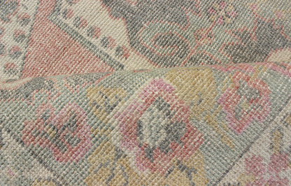 Elegant Oushak Rug from Turkey with Floral Medallion Design Pink, light green, and ivory vintage rug with flower medallion pattern, rug EN - 176597, country of origin / type: Turkey / Oushak, circa 1940 This vintage oushak carpet features a bea... - Keivan Woven ArtsEN - 176597 - 10191Rug
