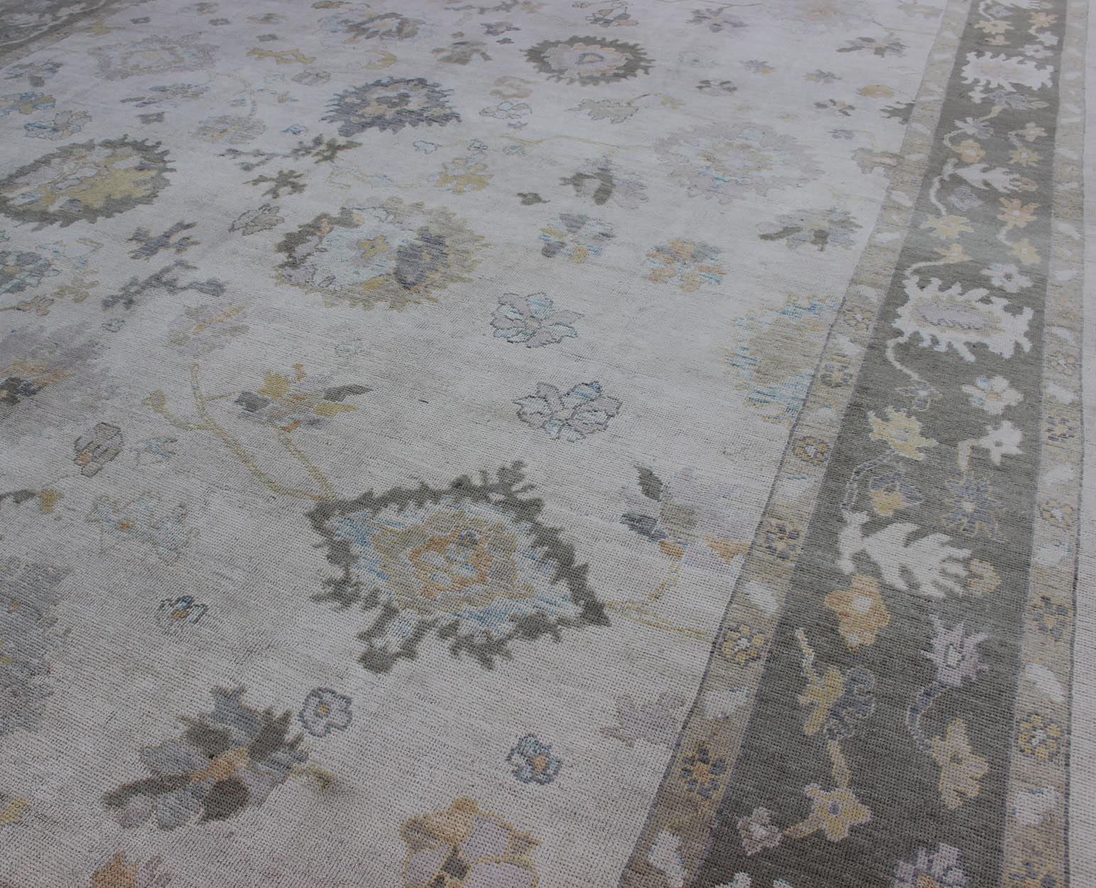Turkish Oushak Rug with Neutral Color Palette and All - Over Flower Design Turkish Oushak Rug with Neutral Color Palette and All - Over Flower Design, rug en - 176598, country of origin / type: Turkey / Oushak This traditional Oushak rug from ... - Keivan Woven ArtsEN - 176598 - 11209Rug