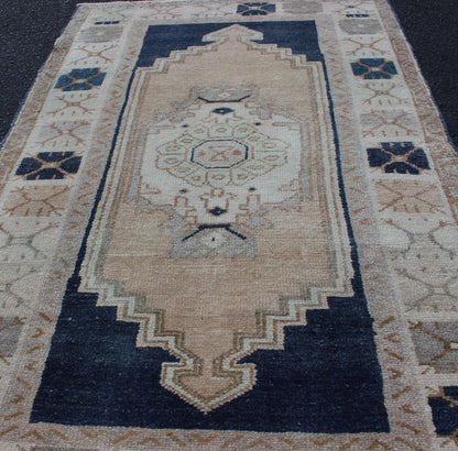 Vintage Turkish Oushak rug with stylized medallion in midnight blue and cream, rug EN - 176996, Keivan Woven Arts / country of origin / type: Turkey / Oushak, circa 1940 This Turkish vintage Oushak rug, circa 1940 features an intricately beautiful... - Keivan Woven ArtsEN - 176996 - 11823Rug