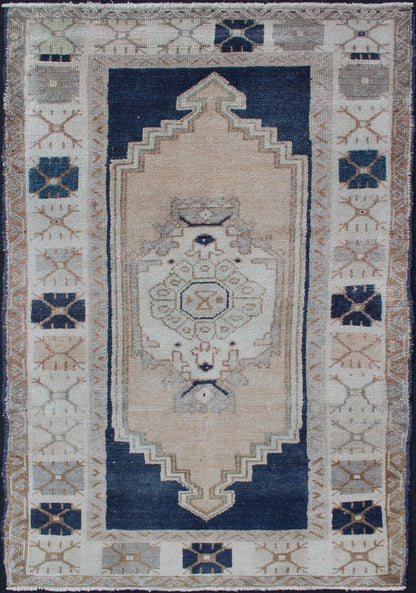 Vintage Turkish Oushak rug with stylized medallion in midnight blue and cream, rug EN - 176996, Keivan Woven Arts / country of origin / type: Turkey / Oushak, circa 1940 This Turkish vintage Oushak rug, circa 1940 features an intricately beautiful... - Keivan Woven ArtsEN - 176996 - 11823Rug