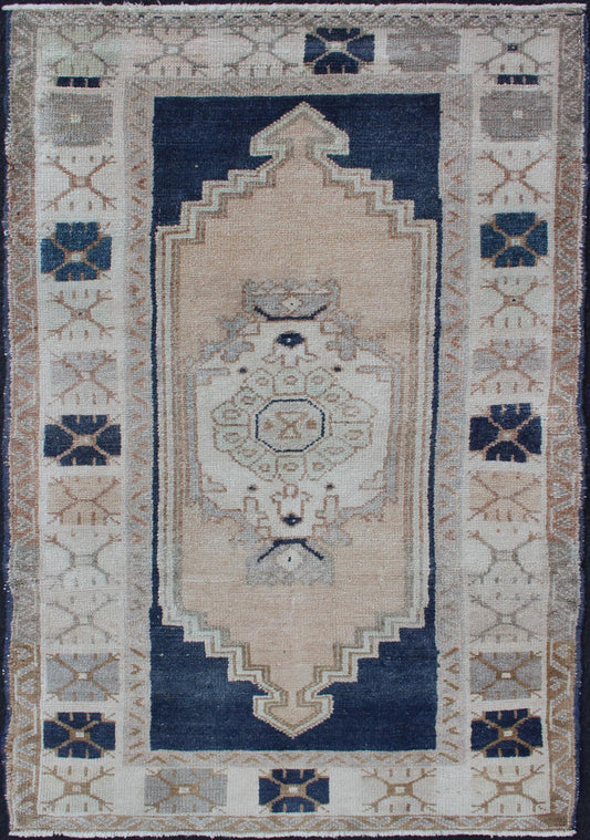 Vintage Turkish Oushak rug with stylized medallion in midnight blue and cream, rug EN - 176996, Keivan Woven Arts / country of origin / type: Turkey / Oushak, circa 1940 This Turkish vintage Oushak rug, circa 1940 features an intricately beautiful... - Keivan Woven ArtsEN - 176996 - 11823Rug
