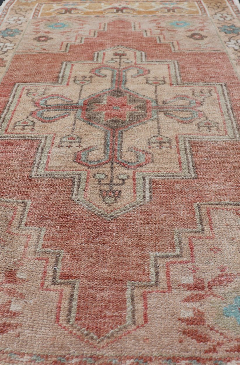 Faded Coral and Taupe Vintage Turkish Oushak Rug with Layered Medallion Design Layered floral medallion design in muted coral and taupe Oushak vintage rug from Turkey, Keivan Woven Arts / rug EN - 178019, country of origin / type: Turkey / Oushak,... - Keivan Woven ArtsEN - 178019 - 14238Rug