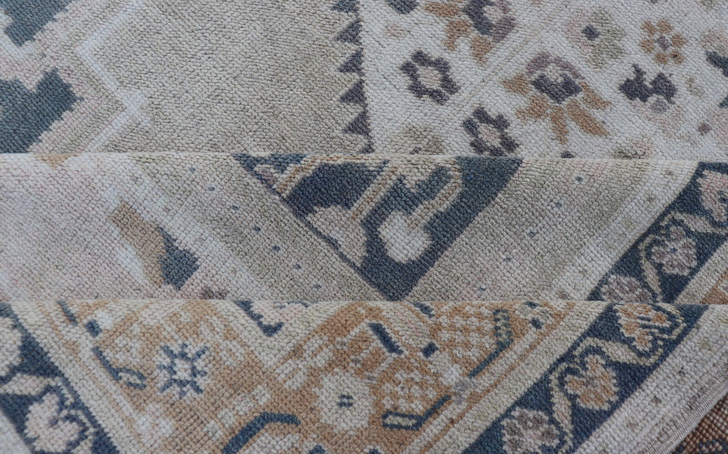 Vintage Turkish Oushak Rug in Dark Gray Blue, Taupe, Khaki & Lt. Brown Vintage Oushak Turkish rug in cream, taupe and gray blue, Steel blue, Keivan Woven Arts/rug EN - 178024, country of origin / type: Turkey / Oushak, circa 1940. Medallion ousha... - Keivan Woven ArtsEN - 178024 - 14410Rug