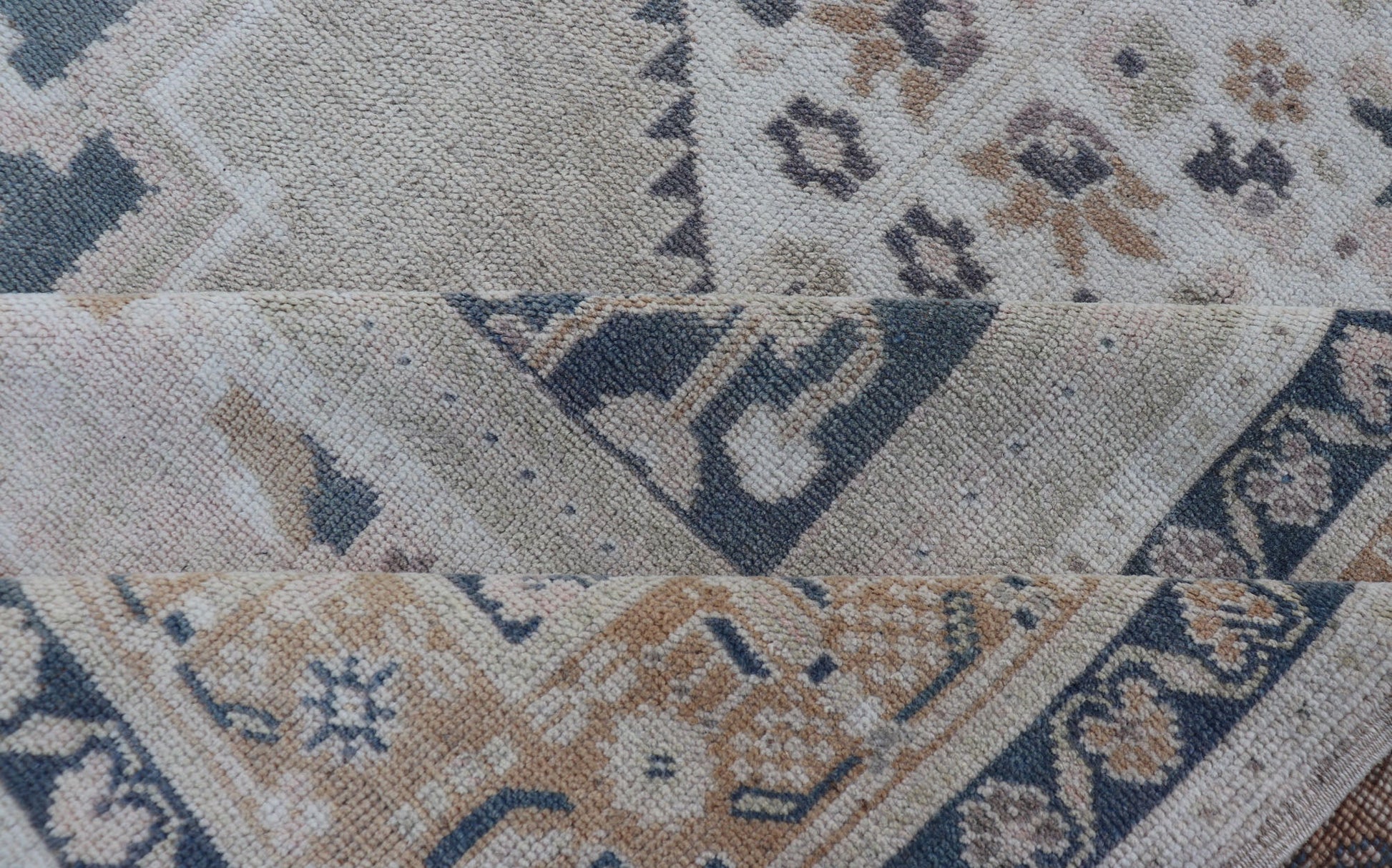 Vintage Turkish Oushak Rug in Dark Gray Blue, Taupe, Khaki & Lt. Brown Vintage Oushak Turkish rug in cream, taupe and gray blue, Steel blue, Keivan Woven Arts/rug EN - 178024, country of origin / type: Turkey / Oushak, circa 1940. Medallion ousha... - Keivan Woven ArtsEN - 178024 - 14410Rug