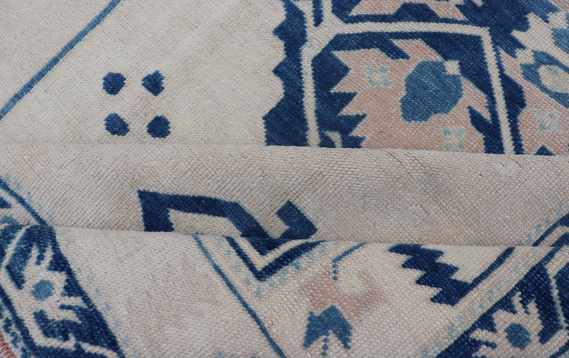 Blue, Cream & Green Vintage Oushak Rug with Geometric Medallion & Tribal Design. Vintage Oushak carpet with medallion design, rug EN - 178035, country of origin / type: Turkey / Oushak, circa 1950 This vintage Oushak carpet from mid - 20th c... - Keivan Woven ArtsEN - 178035 - 14246Rug