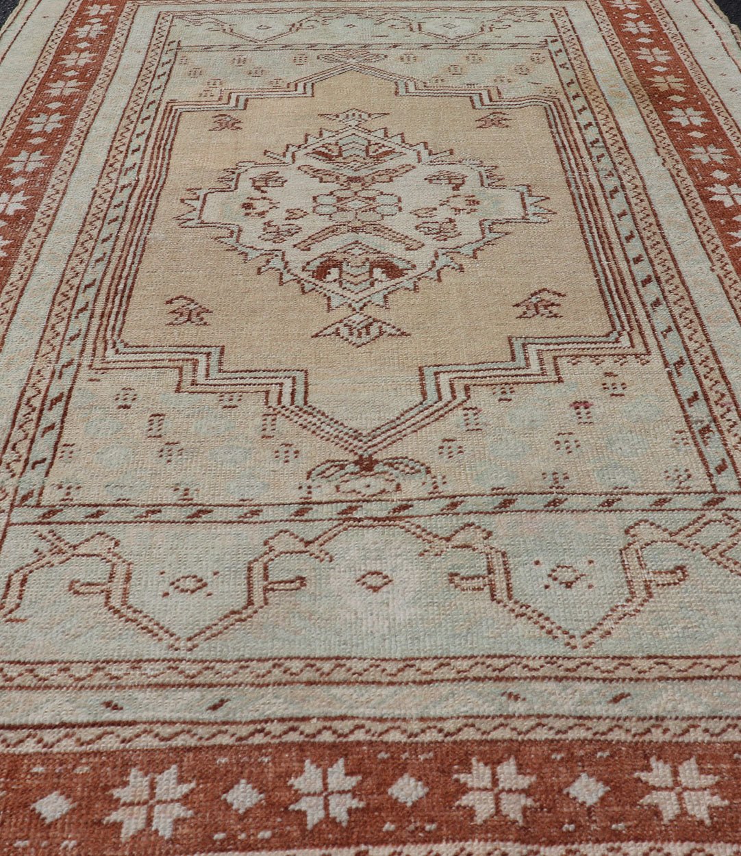 Vintage Turkish Oushak Rug with Medallion Design in Camel, Taupe, and Light Blue Medallion design Turkish vintage rug in neutral tones of tan, taupe, light blue, camel, and brown. Keivan Woven Arts / rug EN - 178302, country of origin / type: Turk... - Keivan Woven ArtsEN - 178302 - 17784Rug