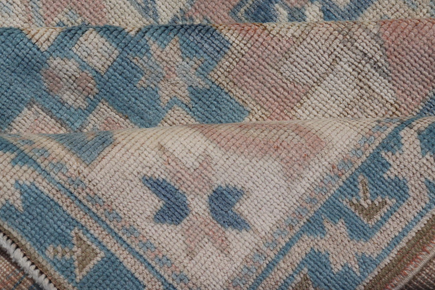 Turkish Oushak Vintage Carpet with Tri Medallion Design. Turkish Oushak Vintage Carpet from Turkey a variety of blue, salmon, beige and natural tones. Keivan Woven Arts / rug EN - 178331, country of origin / type: Turkey / Oushak, circa 1940 Measu... - Keivan Woven ArtsEN - 178331 - 23625Rug