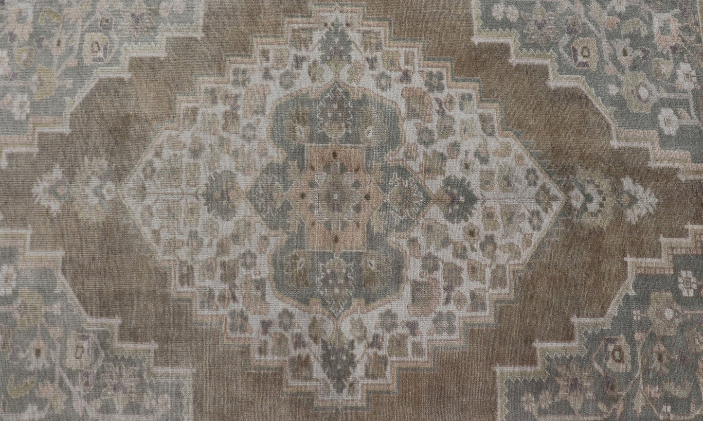 Vintage Oushak rug from Turkey with Medallion Design. Keivan Woven Arts / rug/EN - 178437, Keivan Woven Arts / country of origin / type: Turkey / Oushak, circa 1940. Measures: 6'4 x 9'5 The design of this beautiful vintage Oushak rug from Tur... - Keivan Woven ArtsEN - 178437 - 17478Rug