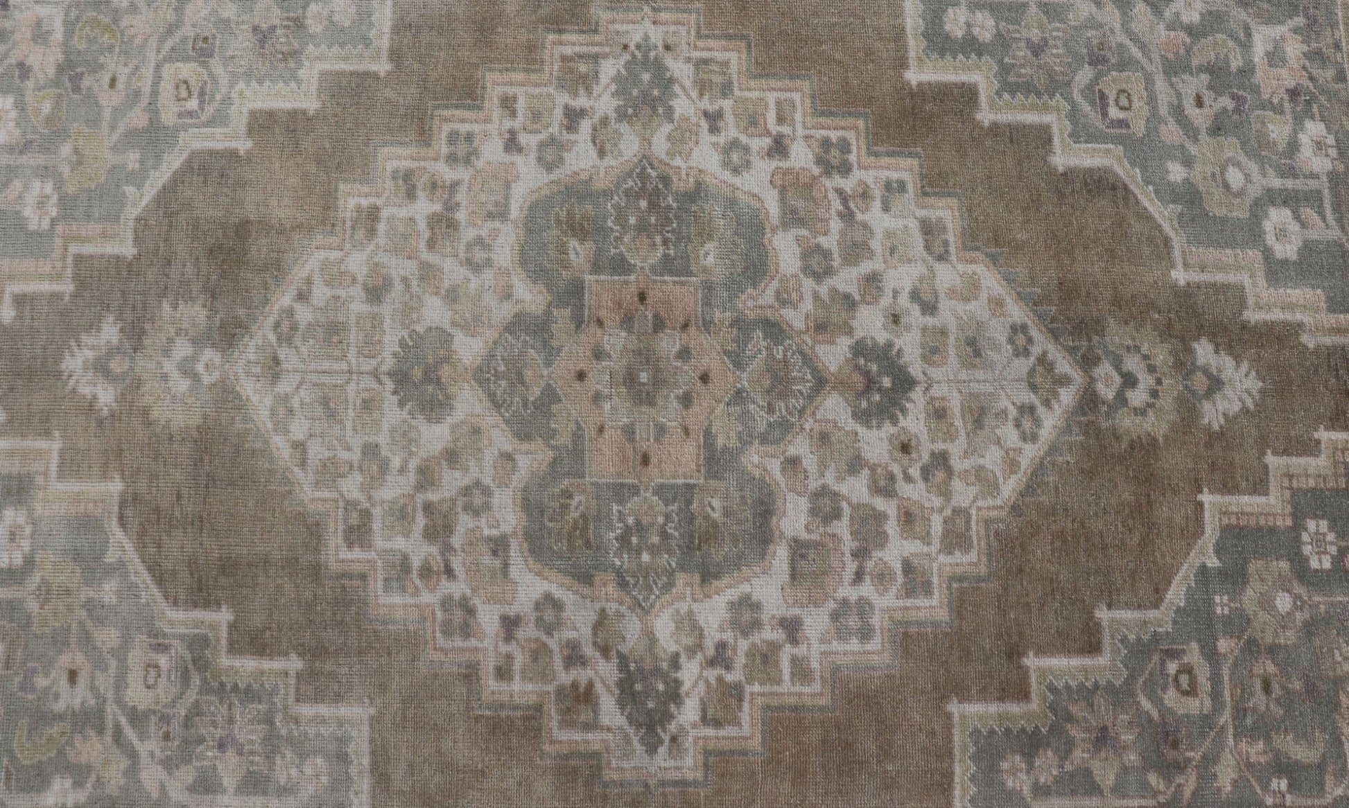 Vintage Oushak rug from Turkey with Medallion Design. Keivan Woven Arts / rug/EN - 178437, Keivan Woven Arts / country of origin / type: Turkey / Oushak, circa 1940. Measures: 6'4 x 9'5 The design of this beautiful vintage Oushak rug from Tur... - Keivan Woven ArtsEN - 178437 - 17478Rug
