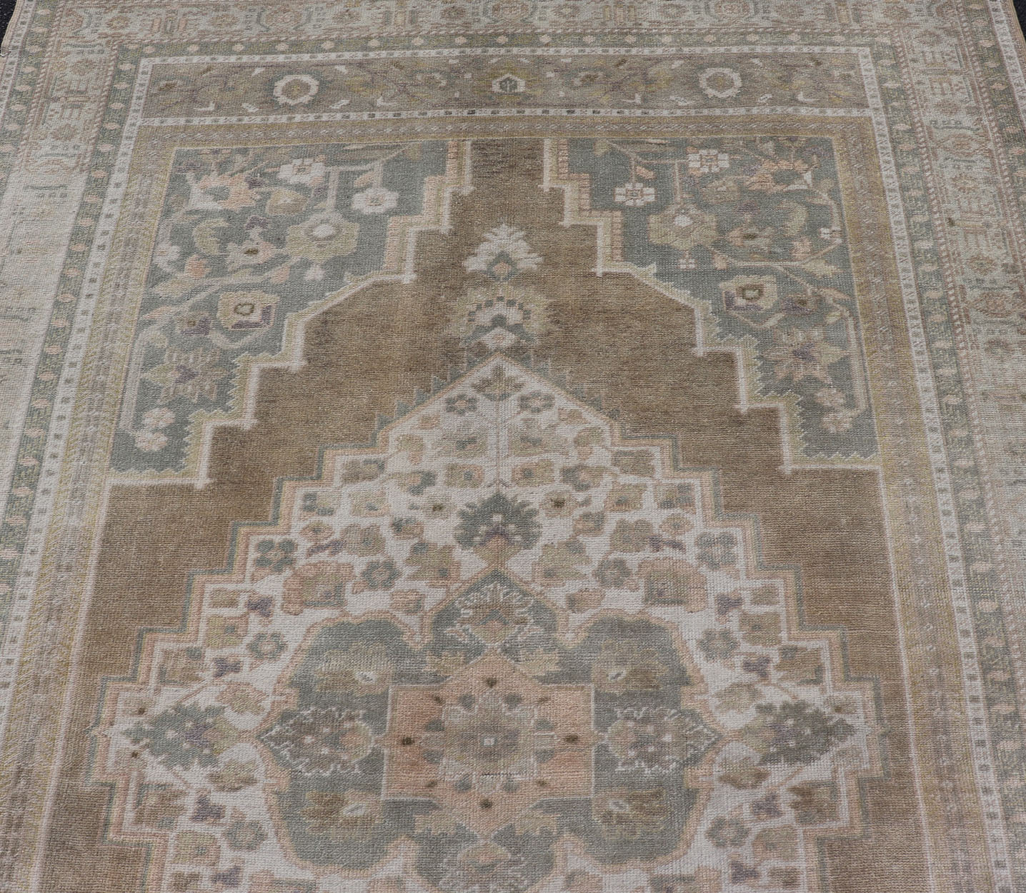 Vintage Oushak rug from Turkey with Medallion Design. Keivan Woven Arts / rug/EN - 178437, Keivan Woven Arts / country of origin / type: Turkey / Oushak, circa 1940. Measures: 6'4 x 9'5 The design of this beautiful vintage Oushak rug from Tur... - Keivan Woven ArtsEN - 178437 - 17478Rug