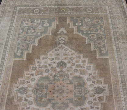 Vintage Oushak rug from Turkey with Medallion Design. Keivan Woven Arts / rug/EN - 178437, Keivan Woven Arts / country of origin / type: Turkey / Oushak, circa 1940. Measures: 6'4 x 9'5 The design of this beautiful vintage Oushak rug from Tur... - Keivan Woven ArtsEN - 178437 - 17478Rug