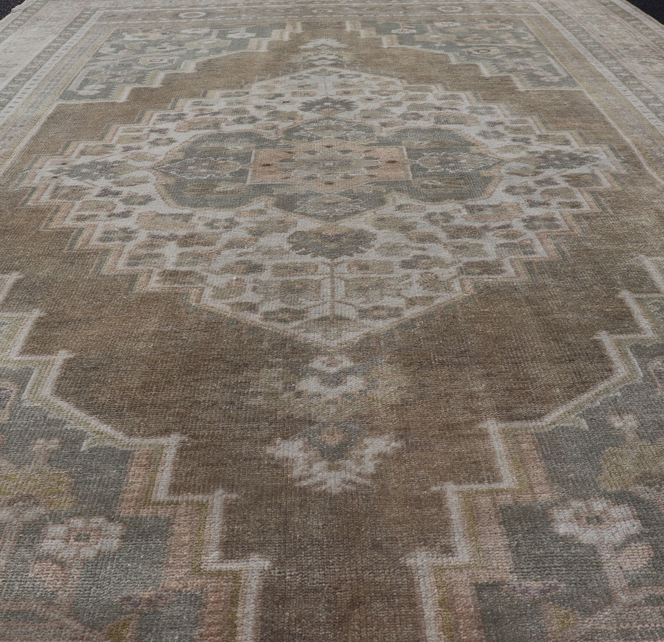 Vintage Oushak rug from Turkey with Medallion Design. Keivan Woven Arts / rug/EN - 178437, Keivan Woven Arts / country of origin / type: Turkey / Oushak, circa 1940. Measures: 6'4 x 9'5 The design of this beautiful vintage Oushak rug from Tur... - Keivan Woven ArtsEN - 178437 - 17478Rug