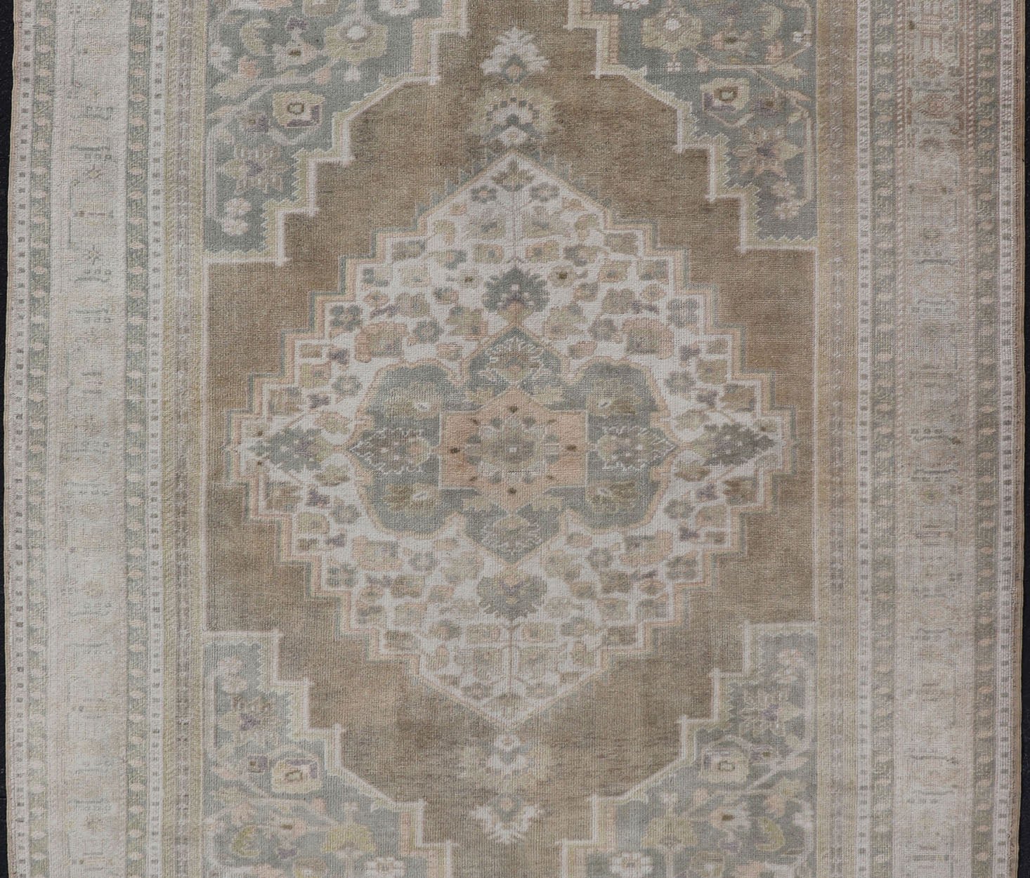 Vintage Oushak rug from Turkey with Medallion Design. Keivan Woven Arts / rug/EN - 178437, Keivan Woven Arts / country of origin / type: Turkey / Oushak, circa 1940. Measures: 6'4 x 9'5 The design of this beautiful vintage Oushak rug from Tur... - Keivan Woven ArtsEN - 178437 - 17478Rug
