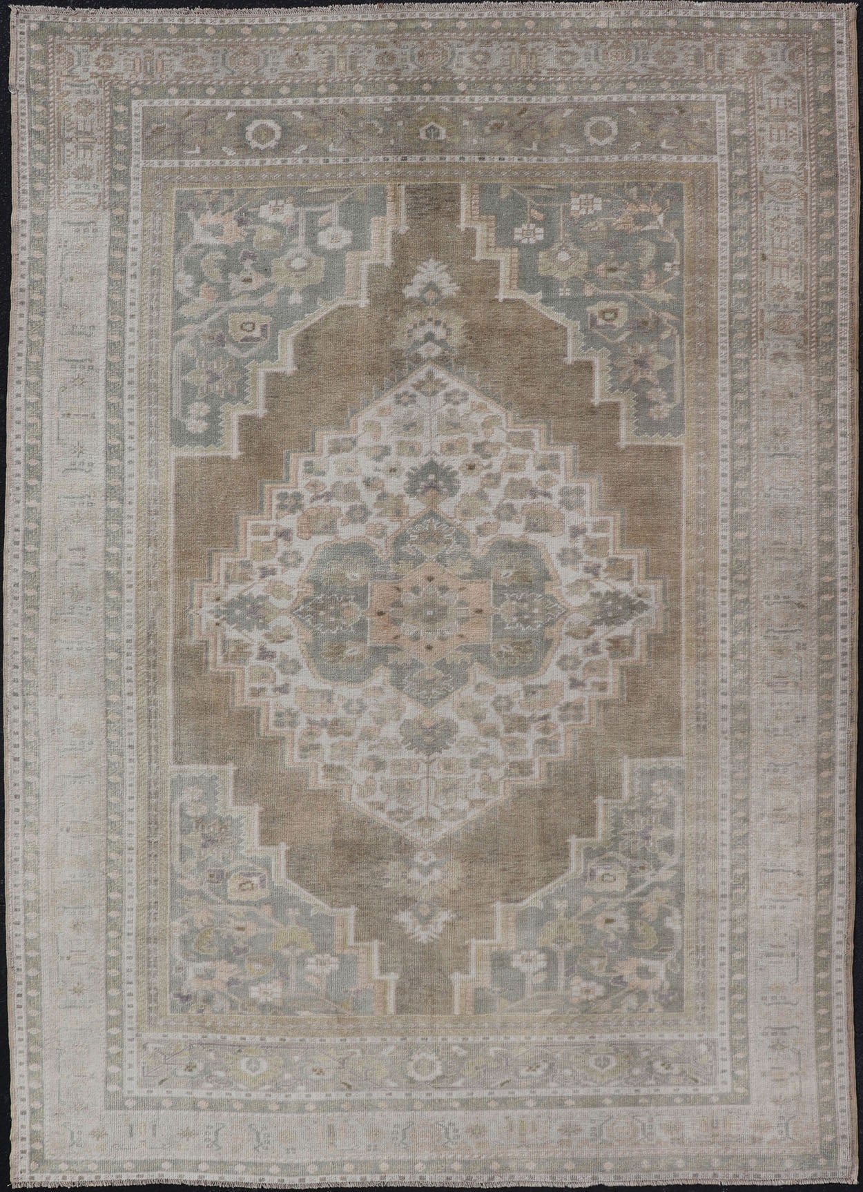 Vintage Oushak rug from Turkey with Medallion Design. Keivan Woven Arts / rug/EN - 178437, Keivan Woven Arts / country of origin / type: Turkey / Oushak, circa 1940. Measures: 6'4 x 9'5 The design of this beautiful vintage Oushak rug from Tur... - Keivan Woven ArtsEN - 178437 - 17478Rug