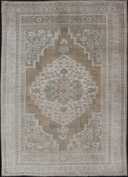 Vintage Oushak rug from Turkey with Medallion Design. Keivan Woven Arts / rug/EN - 178437, Keivan Woven Arts / country of origin / type: Turkey / Oushak, circa 1940. Measures: 6'4 x 9'5 The design of this beautiful vintage Oushak rug from Tur... - Keivan Woven ArtsEN - 178437 - 17478Rug
