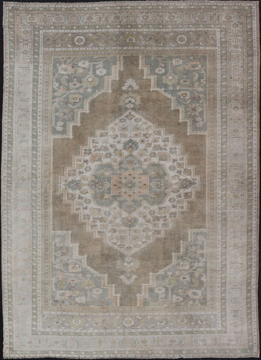 Vintage Oushak rug from Turkey with Medallion Design. Keivan Woven Arts / rug/EN - 178437, Keivan Woven Arts / country of origin / type: Turkey / Oushak, circa 1940. Measures: 6'4 x 9'5 The design of this beautiful vintage Oushak rug from Tur... - Keivan Woven ArtsEN - 178437 - 17478Rug