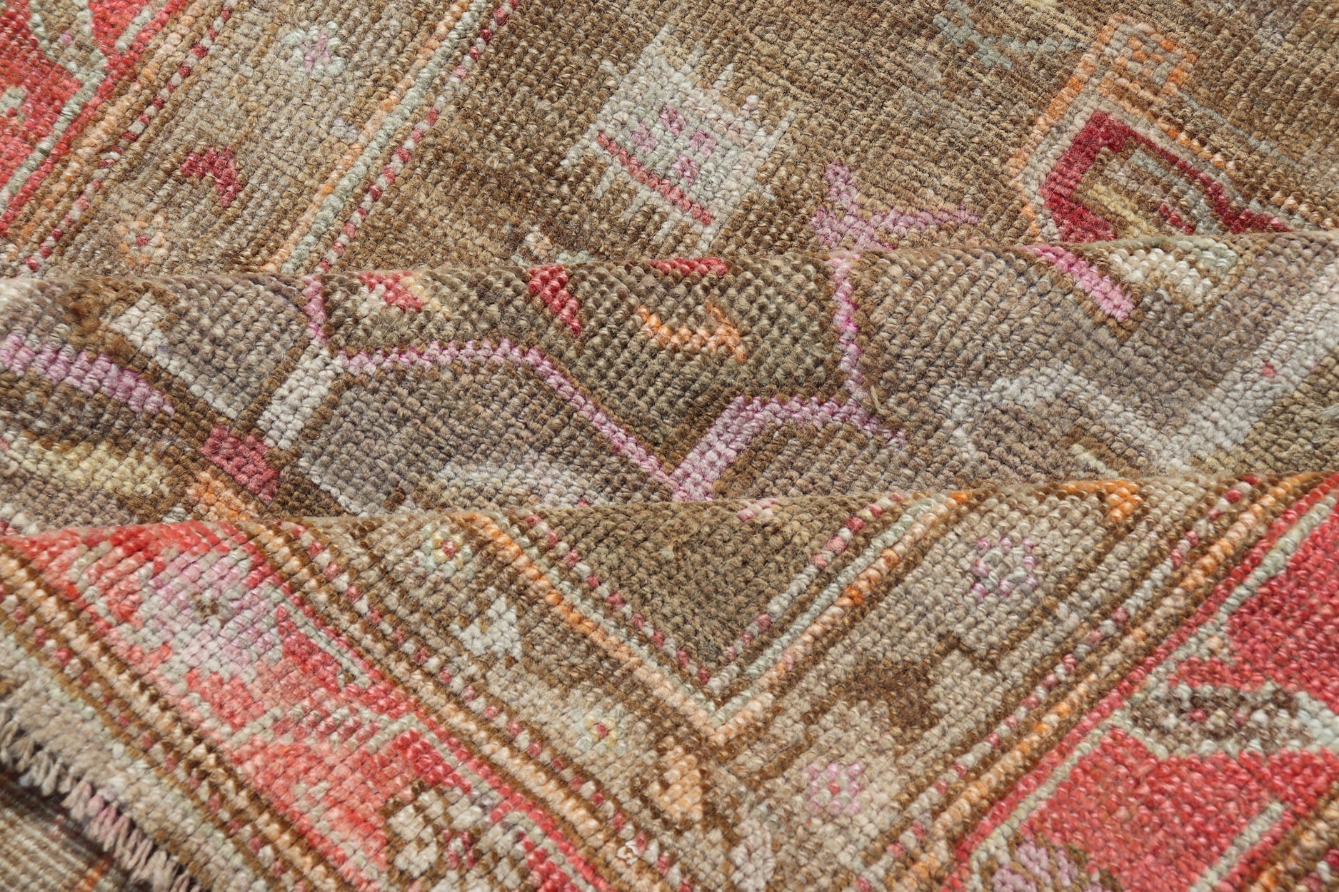 Turkish Oushak - Konya Gallery Runner with Tribal Medallion Designs and Geometric Motifs. Keivan Woven Arts / rug/EN - 178579, country of origin / type: Turkey / Oushak, circa 1920 Vintage Turkish Konya - Oushak geometric medallion tribal motif galler... - Keivan Woven ArtsEN - 178579 - 17490Rug