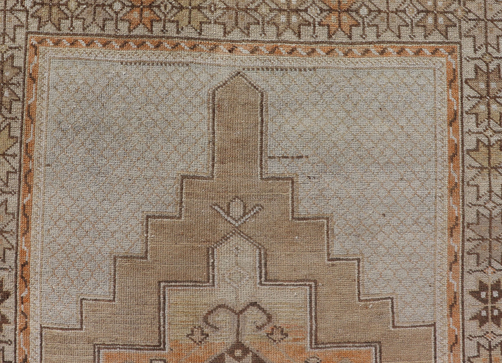 Vintage Turkish Oushak Rug With Medallions in Earthy Color Tones With Orange. Keivan Woven Arts / rug EN - 178670, country of origin / type: Turkey / Oushak, circa 1940 This vintage Oushak carpet from Turkey has center medallions in light blue and... - Keivan Woven ArtsEN - 178670 - 17496Rug