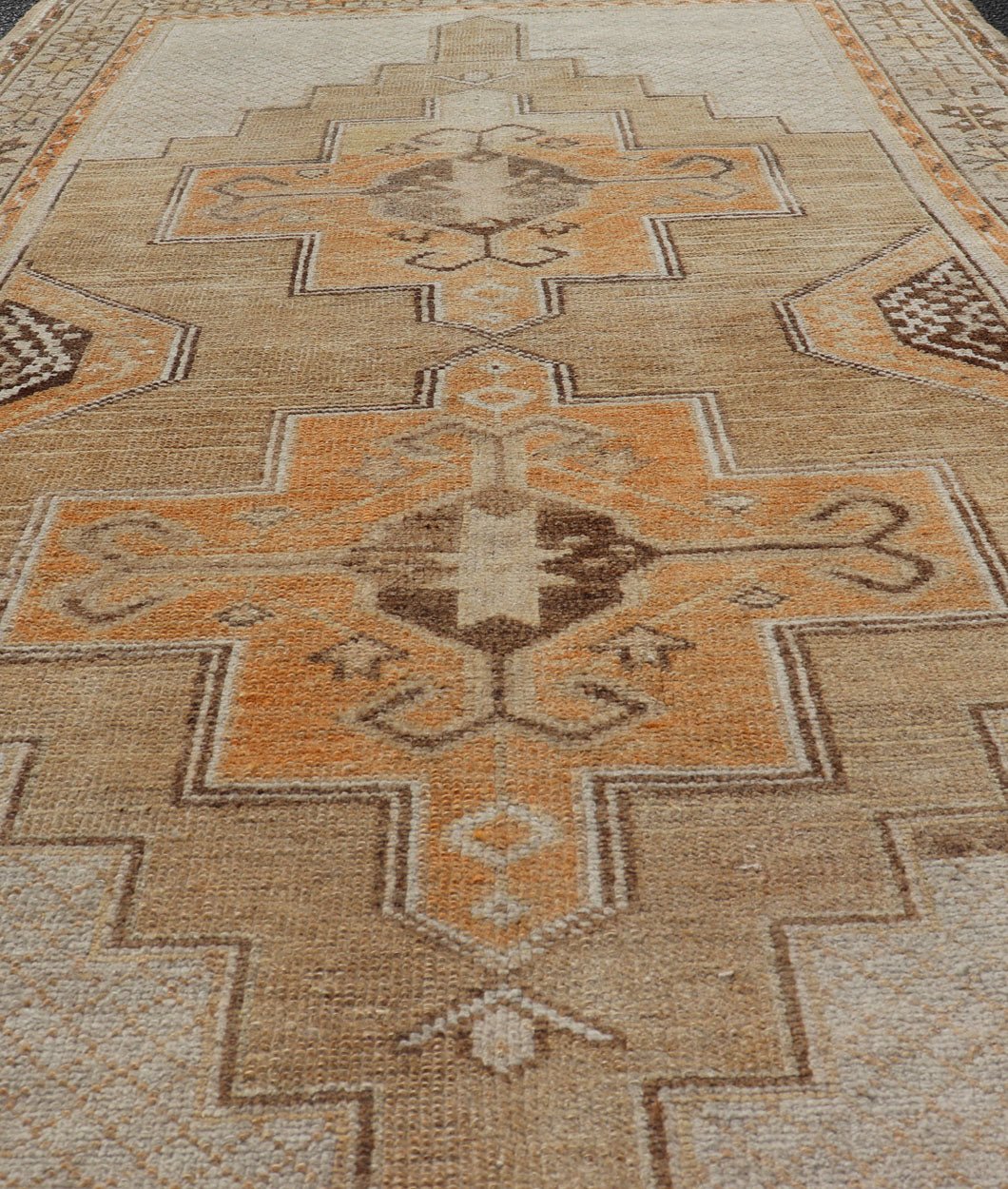 Vintage Turkish Oushak Rug With Medallions in Earthy Color Tones With Orange. Keivan Woven Arts / rug EN - 178670, country of origin / type: Turkey / Oushak, circa 1940 This vintage Oushak carpet from Turkey has center medallions in light blue and... - Keivan Woven ArtsEN - 178670 - 17496Rug