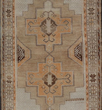 Vintage Turkish Oushak Rug With Medallions in Earthy Color Tones With Orange. Keivan Woven Arts / rug EN - 178670, country of origin / type: Turkey / Oushak, circa 1940 This vintage Oushak carpet from Turkey has center medallions in light blue and... - Keivan Woven ArtsEN - 178670 - 17496Rug