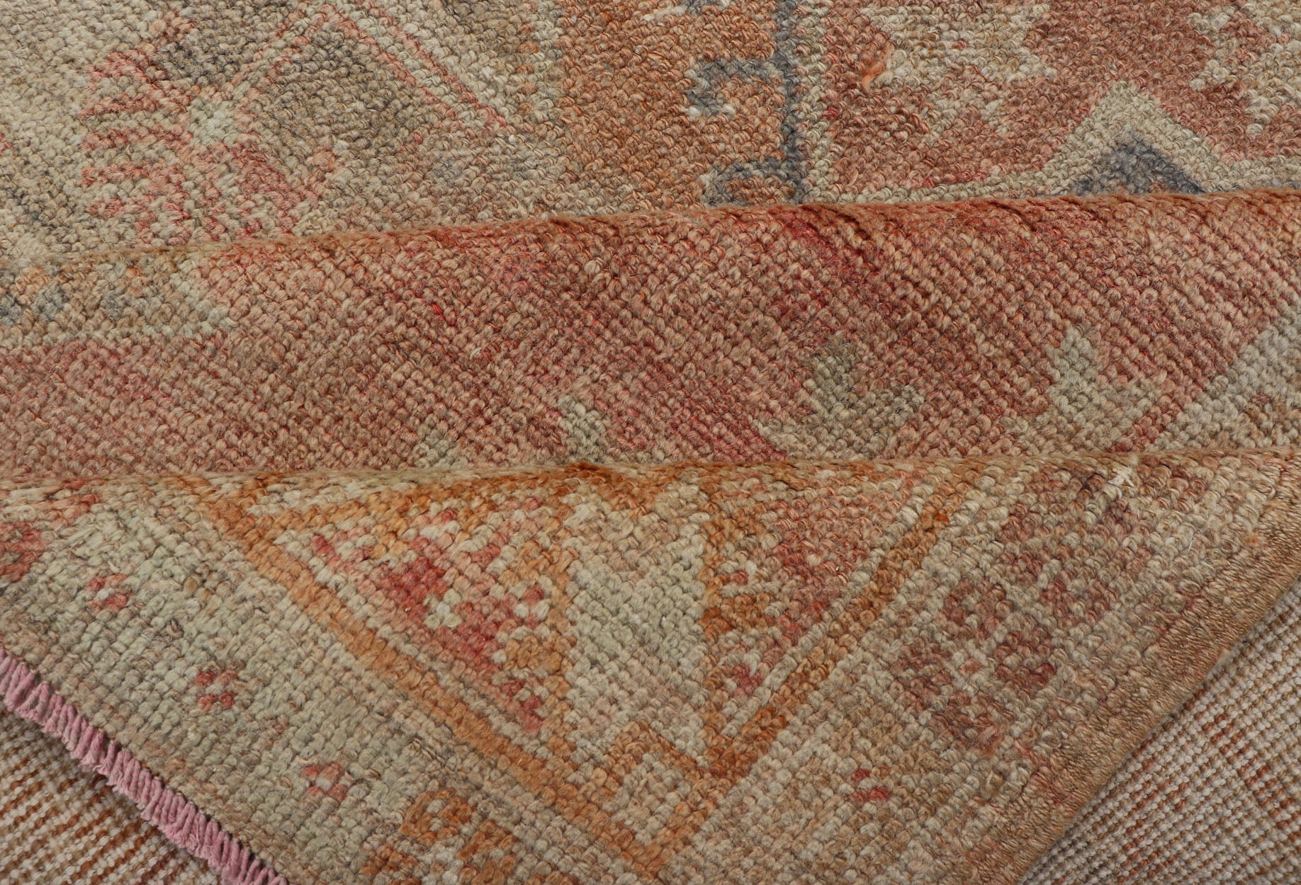 Vintage Turkish Oushak Gallery Rug with Tribal Medallion Design Variegated Red. Keivan Woven Arts / rug EN - 178760, country of origin / type: Turkey / Oushak, circa 1940 This vintage Turkish Oushak gallery runner features two large medallions expandi... - Keivan Woven ArtsEN - 178760 - 17508Rug