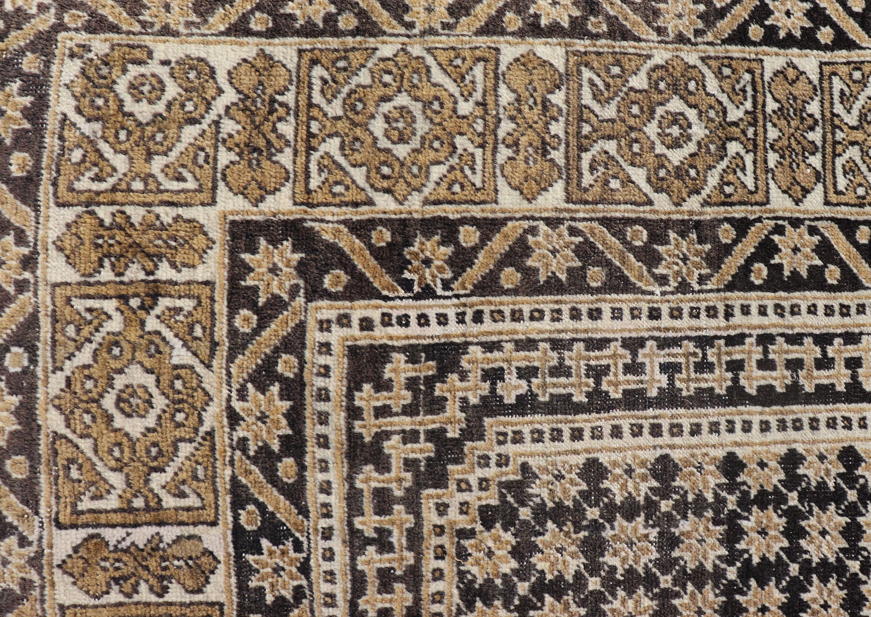 Turkish Konya Carpet in Shades of Brown, rug EN - 178916, country of origin / type: Turkey / Oushak, circa mid - 20th Century. Measures:4'2 x 6'3 All - Over with Medallion Design Turkish Carpet in Shades of Brown and Cream - Keivan Woven ArtsEN - 178916 - 17526
