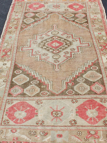 Tribal Medallion Design Vintage Turkish Oushak Rug in Earth Tones & Coral Pink. Tan, earth tones and coral pink tribal medallion design unique Oushak vintage rug from Turkey, Keivan Woven Arts / rug EN - 179009, country of origin / type: Turkey / ... - Keivan Woven ArtsEN - 179009 - 11729Rug