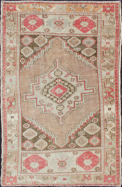 Tribal Medallion Design Vintage Turkish Oushak Rug in Earth Tones & Coral Pink. Tan, earth tones and coral pink tribal medallion design unique Oushak vintage rug from Turkey, Keivan Woven Arts / rug EN - 179009, country of origin / type: Turkey / ... - Keivan Woven ArtsEN - 179009 - 11729Rug
