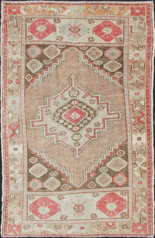 Tribal Medallion Design Vintage Turkish Oushak Rug in Earth Tones & Coral Pink. Tan, earth tones and coral pink tribal medallion design unique Oushak vintage rug from Turkey, Keivan Woven Arts / rug EN - 179009, country of origin / type: Turkey / ... - Keivan Woven ArtsEN - 179009 - 11729Rug