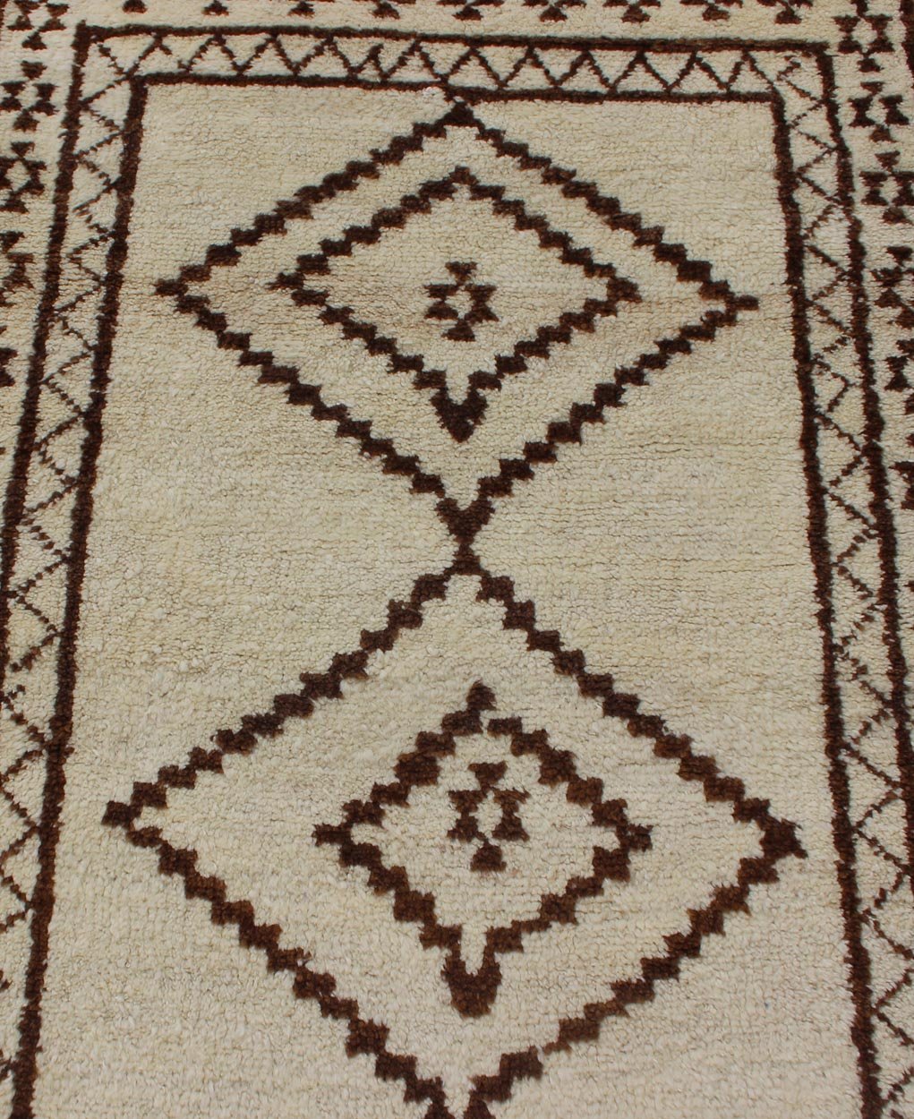Very Long Runner, Vintage Turkish Tulu in Diamond Tribal Design in Cream & Brown. Tribal Moroccan Design Long Runner, Turkish Tulu vintage runner in cream, brown and earth tones with Tribal diamond design, rug EN - 179013, country of origin / type: Tu... - Keivan Woven ArtsEN - 179013 - 11972Rug