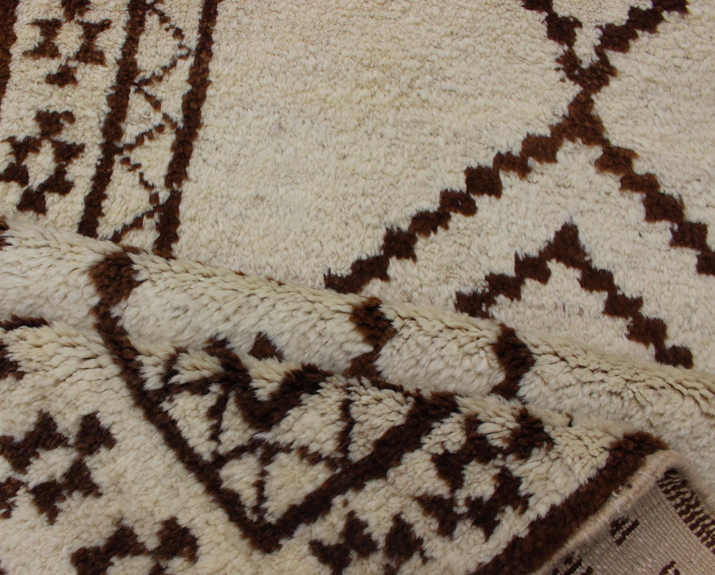 Very Long Runner, Vintage Turkish Tulu in Diamond Tribal Design in Cream & Brown. Tribal Moroccan Design Long Runner, Turkish Tulu vintage runner in cream, brown and earth tones with Tribal diamond design, rug EN - 179013, country of origin / type: Tu... - Keivan Woven ArtsEN - 179013 - 11972Rug