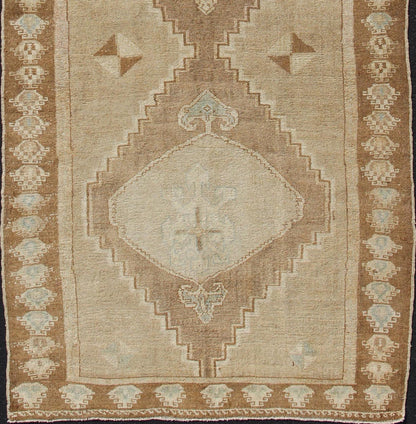 Gallery Turkish Oushak/Kars Rug in Earth Tones with Three Medallions Vintage wide Gallery runner from Turkey with Medallion design in various tones of ta, sand, taupe and light brown rug en - 165931, country of origin / type: Turkey / Kars, circa ... - Keivan Woven ArtsEN - 179015 - 12537Rug