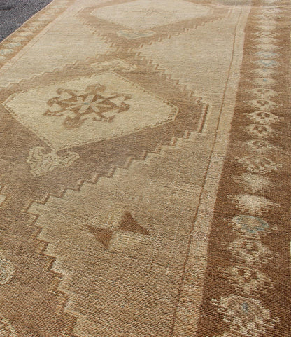 Gallery Turkish Oushak/Kars Rug in Earth Tones with Three Medallions Vintage wide Gallery runner from Turkey with Medallion design in various tones of ta, sand, taupe and light brown rug en - 165931, country of origin / type: Turkey / Kars, circa ... - Keivan Woven ArtsEN - 179015 - 12537Rug