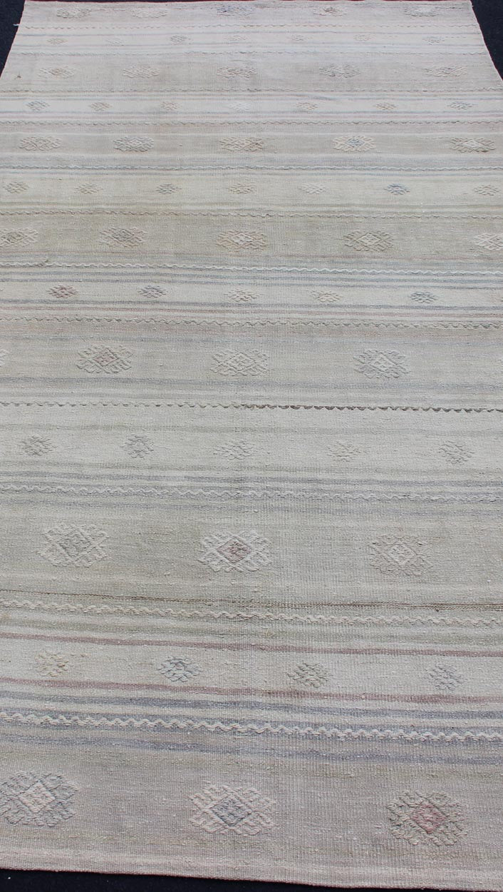 Vintage Hand Woven Turkish Kilim Runner With Stripes in Gray and Natural Tones Vintage Turkish Kilim Runner with Stripes, Keivan Woven Arts / rug EN - 176426, country of origin / type: Turkey / Kilim, circa mid - 20th Century. Featuring a rep... - Keivan Woven ArtsEN - 179095 - 11803Rug