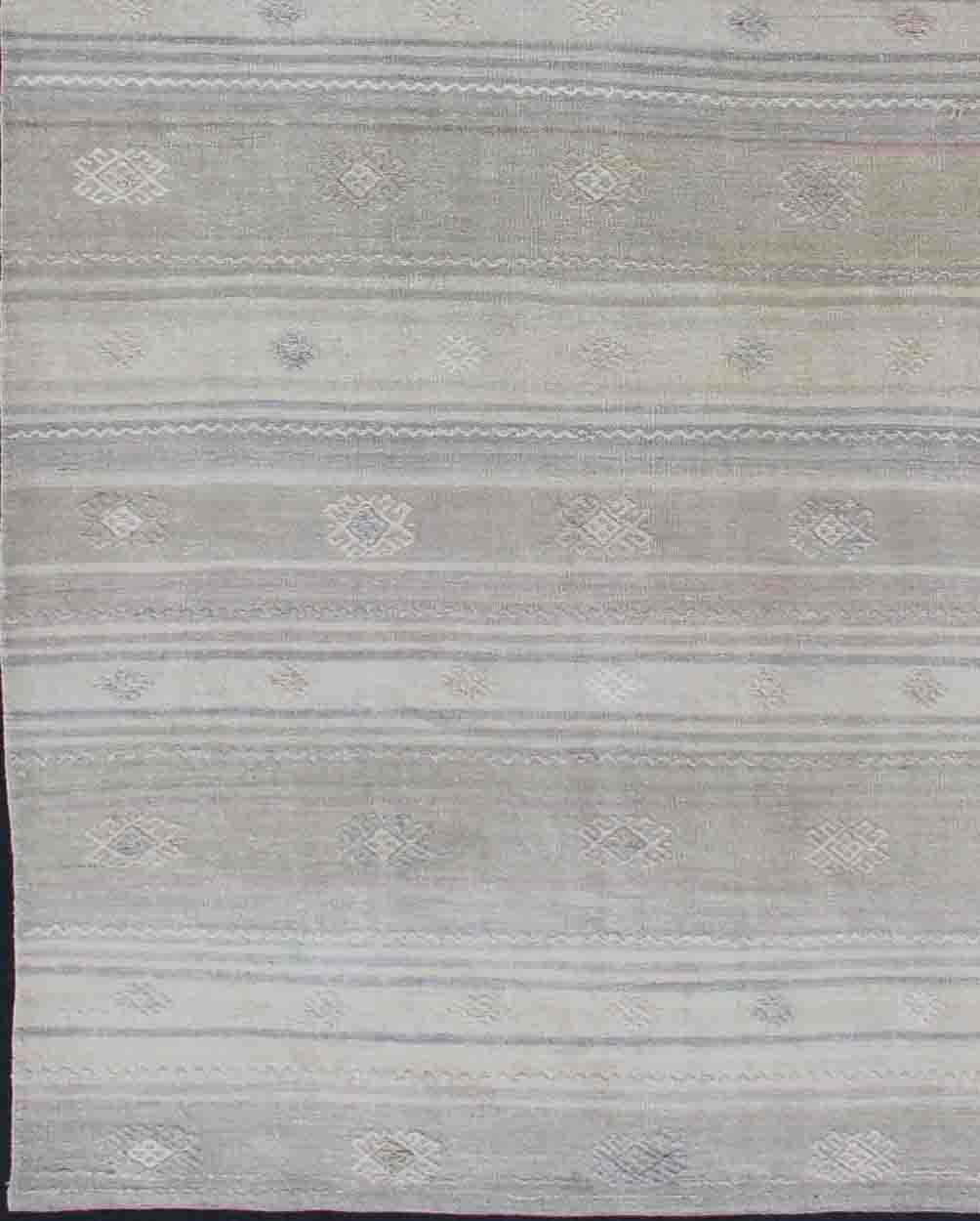 Vintage Hand Woven Turkish Kilim Runner With Stripes in Gray and Natural Tones Vintage Turkish Kilim Runner with Stripes, Keivan Woven Arts / rug EN - 176426, country of origin / type: Turkey / Kilim, circa mid - 20th Century. Featuring a rep... - Keivan Woven ArtsEN - 179095 - 11803Rug