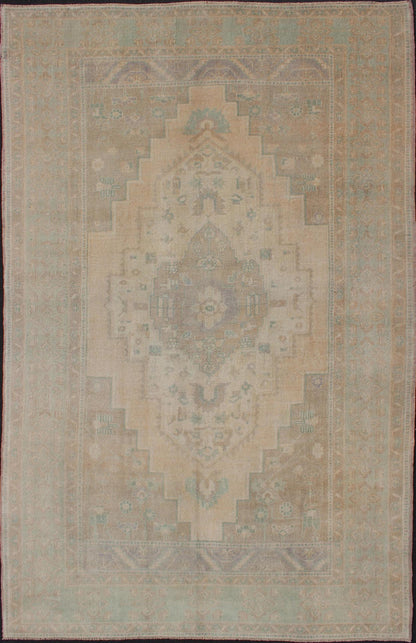 Faded Turkish Hand Knotted Oushak With Medallion With Muted Colors of Tan, Muted Light Peach Faded vintage Turkish Oushak Medallion rug in taupe, tan and light peach, kwarugs / EN - 179139, country of origin / type: Turkey / Oushak, circa mid - 20th... - Keivan Woven ArtsEN - 179139 - 11986Rug
