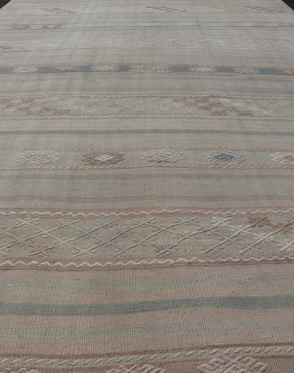 Flat - Weave Turkish Kilim with Embroideries in Earthy Tones and Hints of Pink. geometric stripe design Vintage Kilim from Turkey. Keivan Woven Arts / rug EN - 179255, country of origin / type: Turkey / Kilim, circa 1950 This vintage flat - woven ... - Keivan Woven ArtsEN - 179255 - 17568Rug