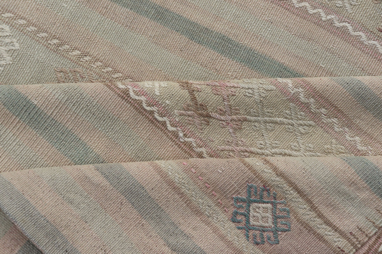 Flat - Weave Turkish Kilim with Embroideries in Earthy Tones and Hints of Pink. geometric stripe design Vintage Kilim from Turkey. Keivan Woven Arts / rug EN - 179255, country of origin / type: Turkey / Kilim, circa 1950 This vintage flat - woven ... - Keivan Woven ArtsEN - 179255 - 17568Rug