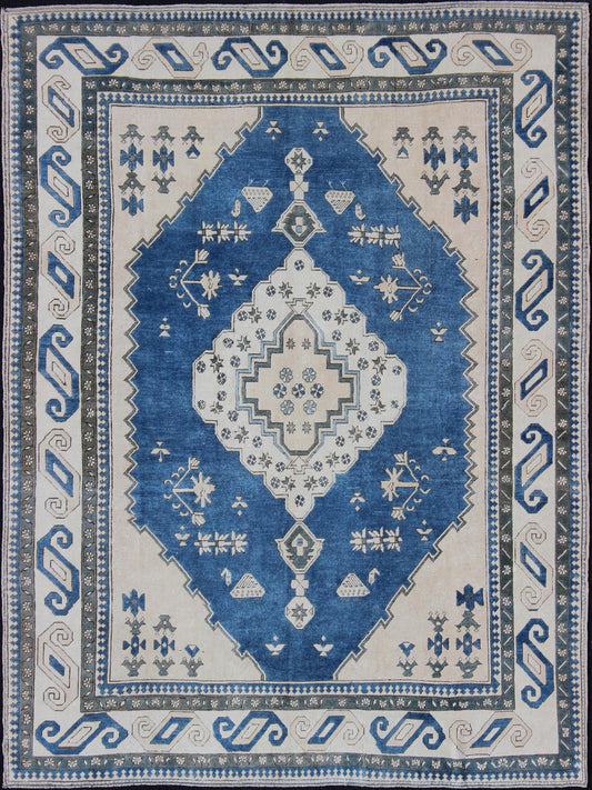 Royal Blue, White and Taupe Vintage Hand Knotted Turkish Rug With Geometric Medallion Vintage Oushak carpet with Geometric design, rug en - 179331/ Keivan Woven Arts / country of origin / type: Turkey / Oushak, circa 1940. This vintage Oush... - Keivan Woven ArtsEN - 179331 - 11865
