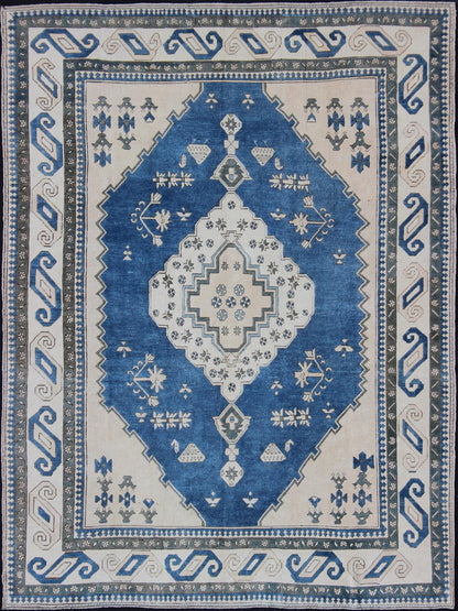 Royal Blue, White and Taupe Vintage Hand Knotted Turkish Rug With Geometric Medallion Vintage Oushak carpet with Geometric design, rug en - 179331/ Keivan Woven Arts / country of origin / type: Turkey / Oushak, circa 1940. This vintage Oush... - Keivan Woven ArtsEN - 179331 - 11865Rug
