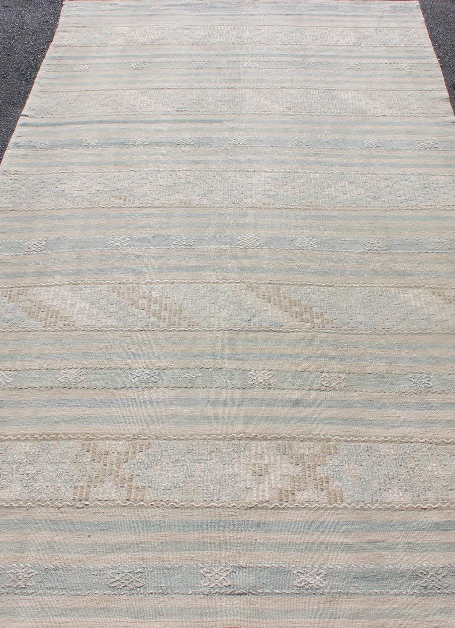 Natural - Toned Turkish Flat - Weave Kilim with Geometric Stripes Tan and Seafoam Stripe design Kilim with geometric motifs, Keivan Woven Arts / rug EN - 179486, country of origin / type: Turkey / Kilim, circa 1950 This flat - woven Kilim from Tu... - Keivan Woven ArtsEN - 179486 - 12545Rug