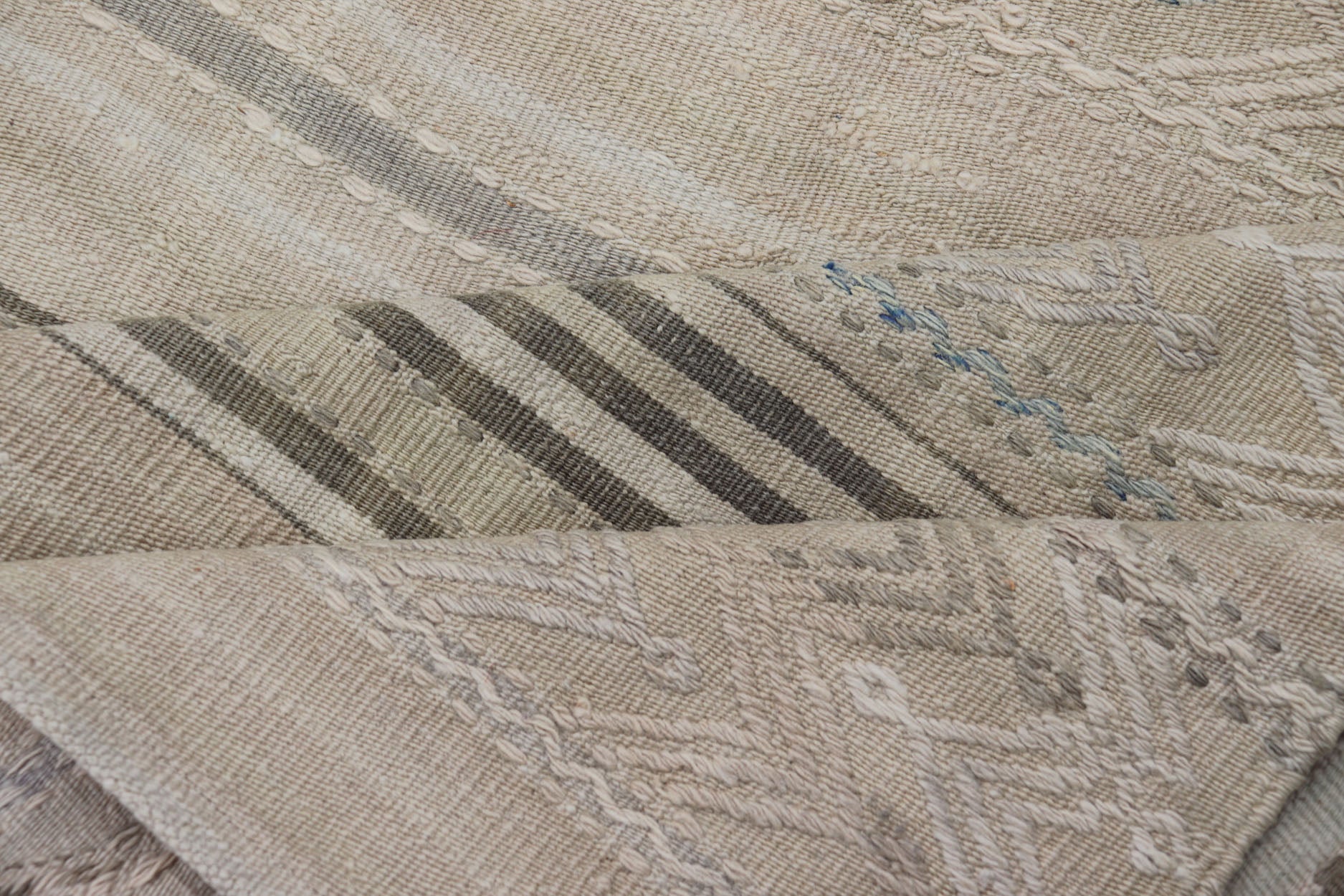 Vintage flat - weave Kilim with embroideries in tan, blue - gray with a modern design geometric stripe design Vintage Kilim from Turkey. Keivan Woven Arts / rug EN - 179491, country of origin / type: Turkey / Kilim, circa 1950 This vintage Turkish Kil... - Keivan Woven ArtsEN - 179491 - 17790Rug