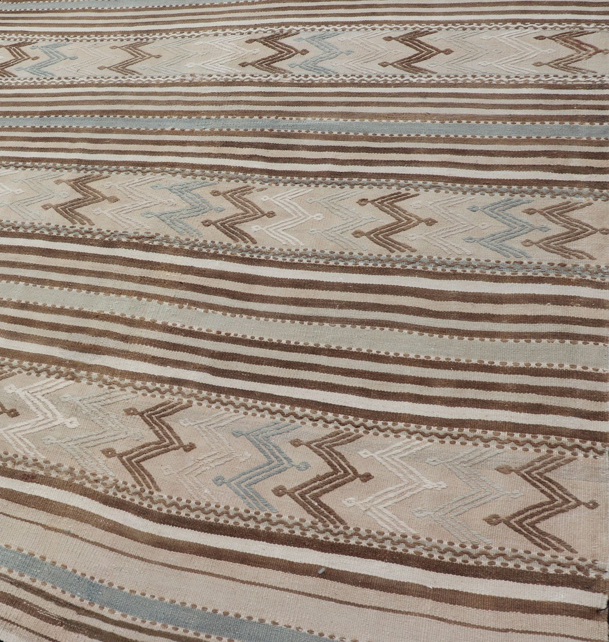 Turkish Hand Woven Flat - Weave Embroidered Kilim in Taupe, Brown, and Lt. Blue. Keivan Woven Arts / rug EN - 179493, country of origin / type: Turkey / Kilim, circa 1950 Measures: 4'6 x 8'4 This vintage flat - woven Embroidered kilim rug feat... - Keivan Woven ArtsEN - 179493 - 15380Rug